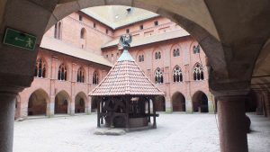 Ziehbrunnen im Kreuzgang